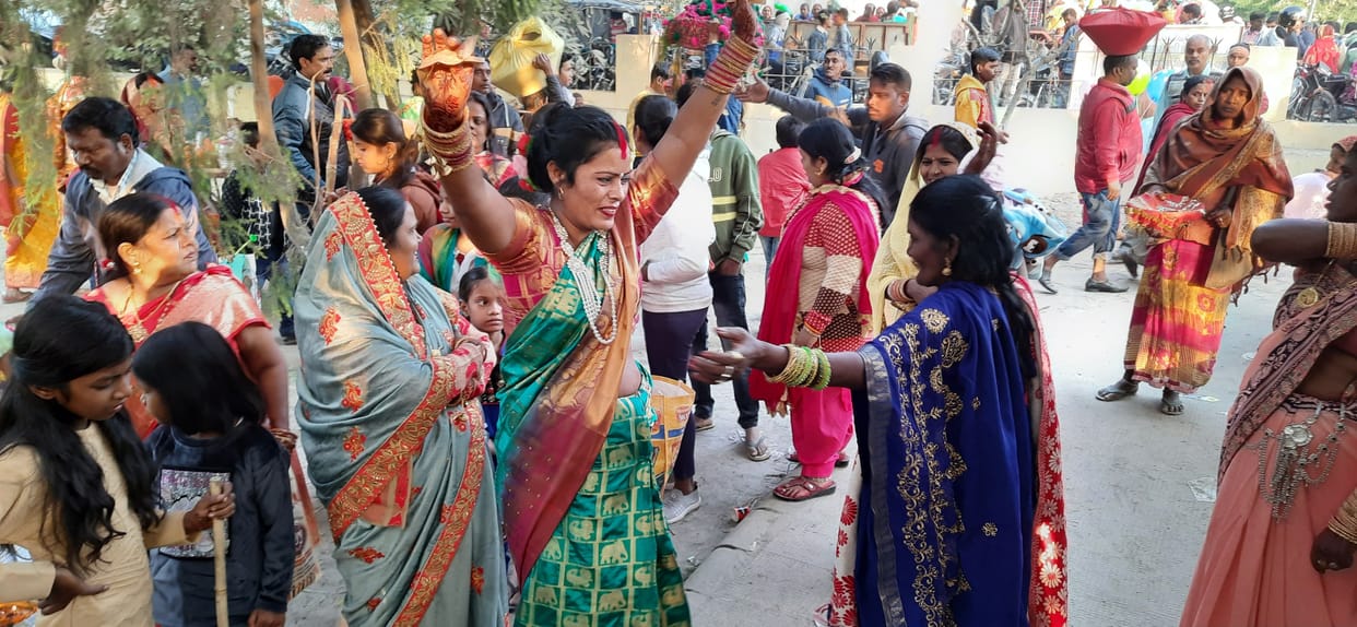 Women complete Chhath fast by offering Arghya to rising sun