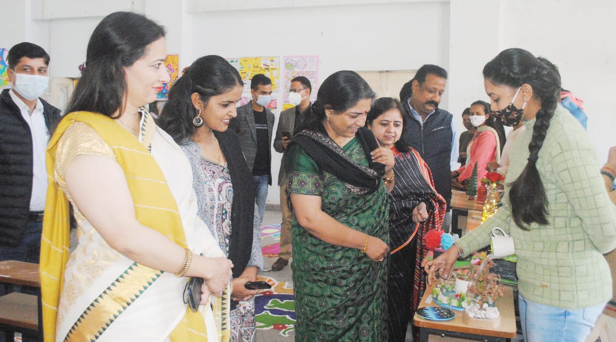 Vibhuti's team became the winner in the quiz competition