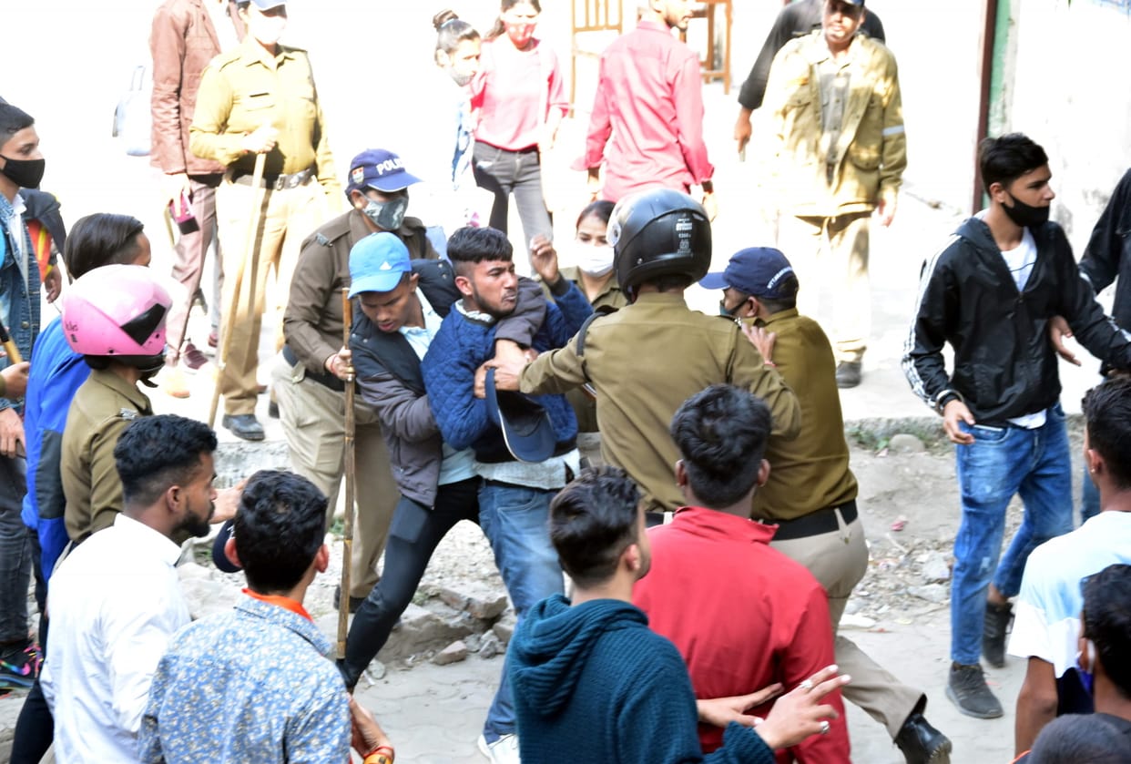 uttarakhand news: Ruckus over admission in haldwani MBPG college, police does lathi charge, see photos