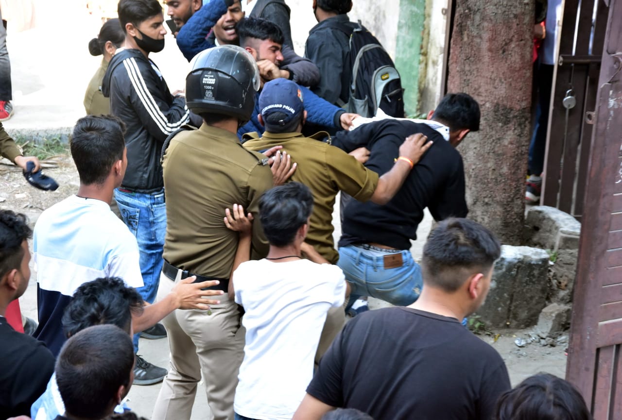 uttarakhand news: Ruckus over admission in haldwani MBPG college, police does lathi charge, see photos