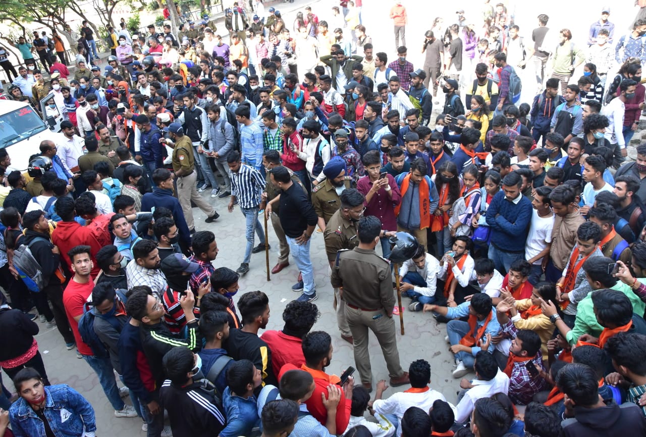uttarakhand news: Ruckus over admission in haldwani MBPG college, police does lathi charge, see photos