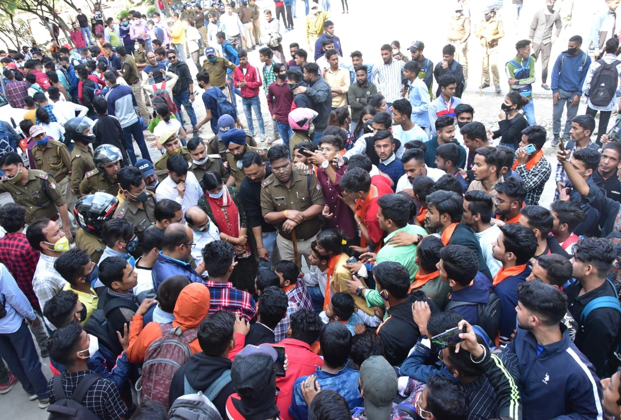 uttarakhand news: Ruckus over admission in haldwani MBPG college, police does lathi charge, see photos
