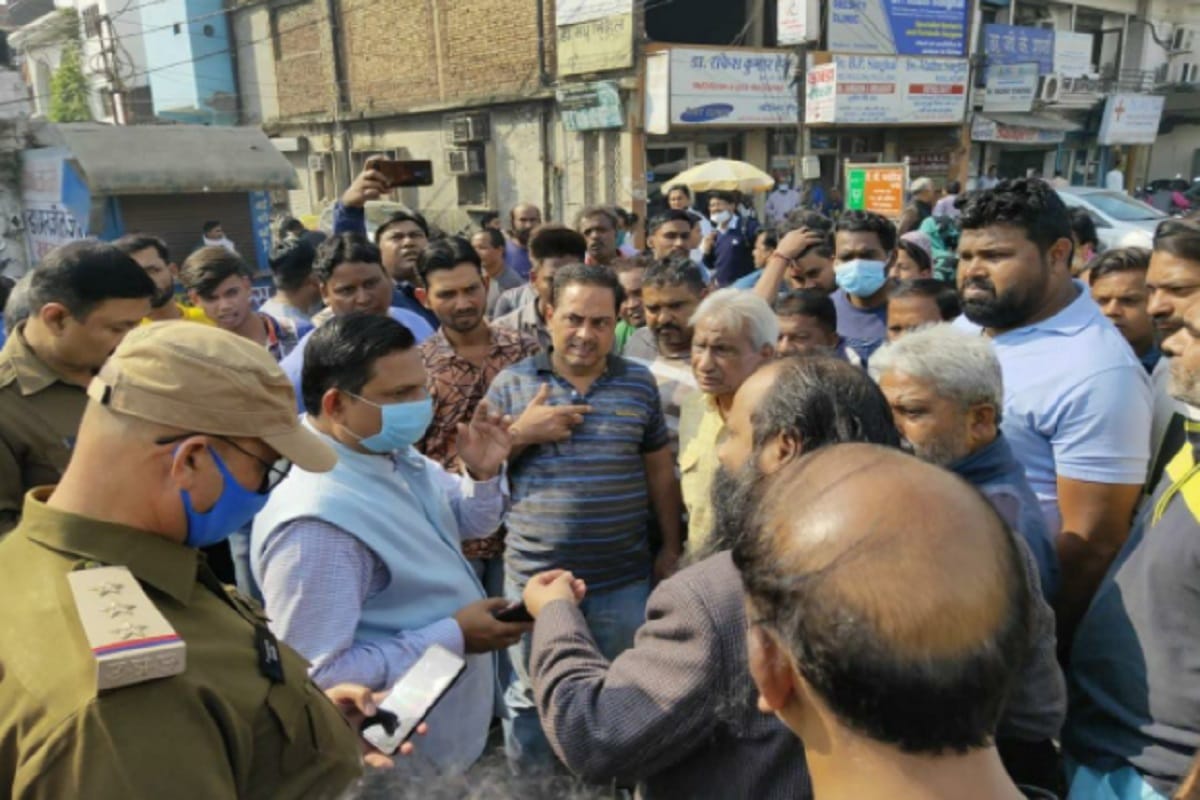 Meerut News: People has ruckus on the road against municipal officials over the problem of waterlogging in colony