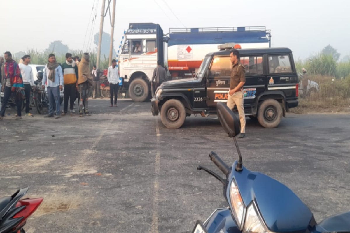UP News: Four members of a family has died in car and truck accident in Muzaffarnagar and see photos
