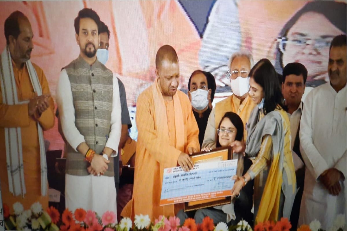 Meerut News: CM Yogi gave checks worth 32.50 crore to Paralympian players and praised them
