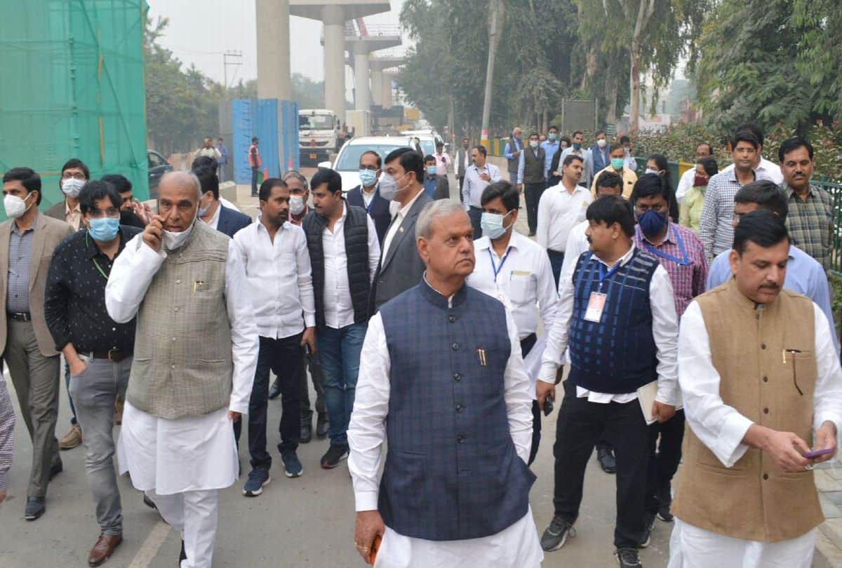 Red carpet laid for MPs but dust kept flying hundred meters away in agra