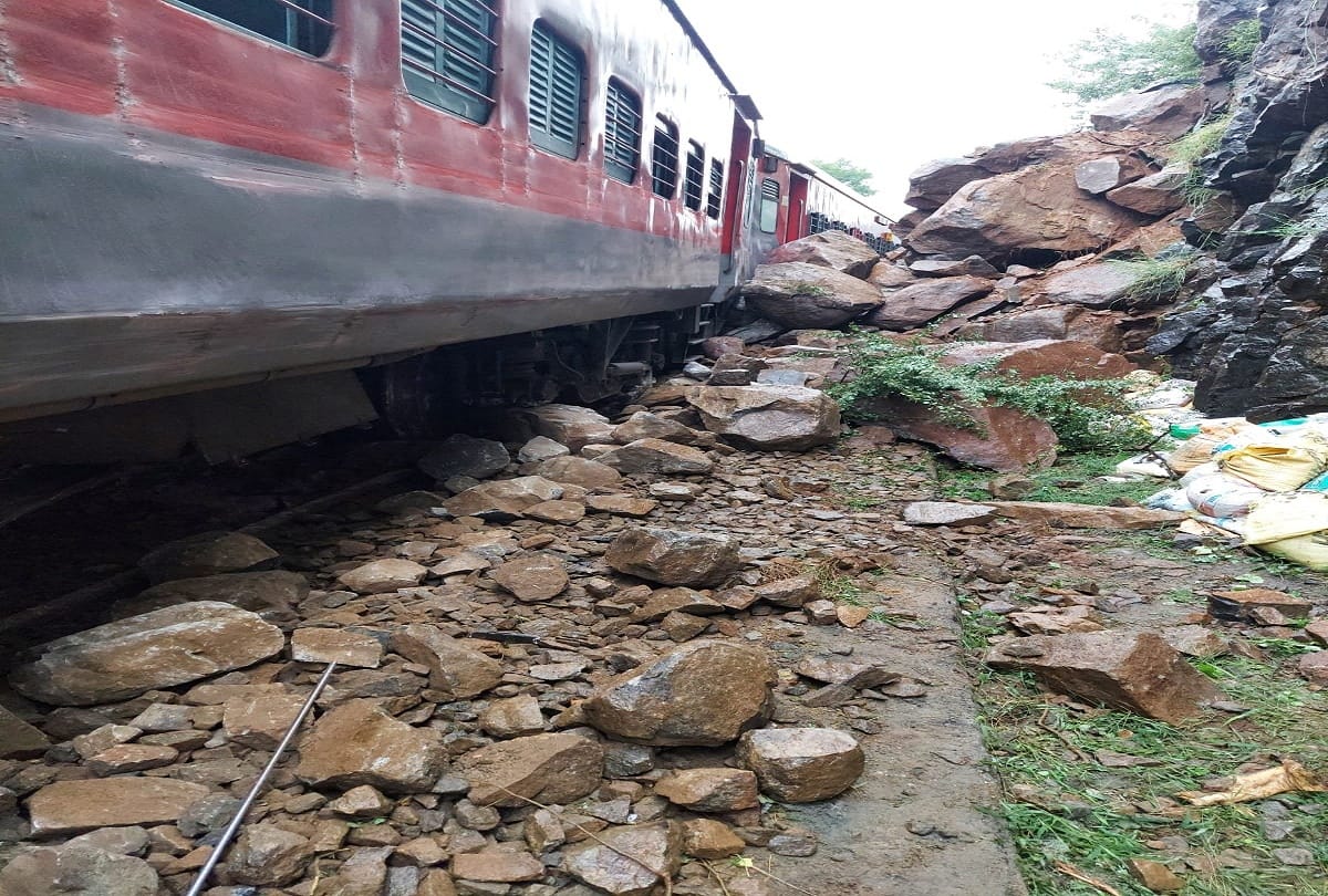 Five coaches of Kannur-Bengaluru Express derailed, 2348 passengers are safe