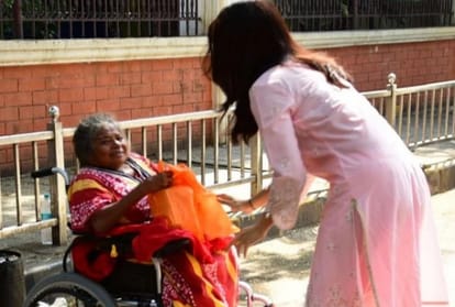 rhea chakraborty visited the temple helping poor people juhu mumbai photos viral on social media