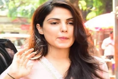 rhea chakraborty visited the temple helping poor people juhu mumbai photos viral on social media