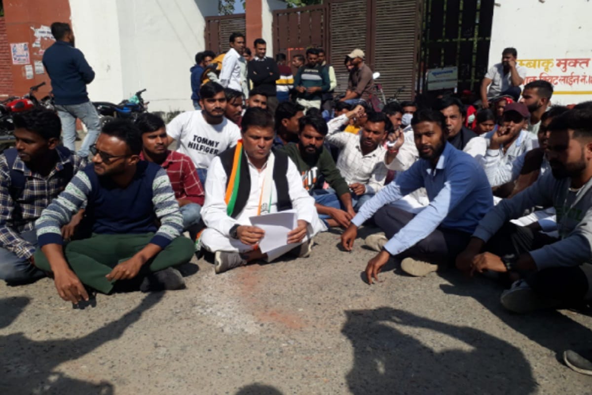 UP News: Temporary employees staged sit-in protest at the medical college for removal from duty in Saharanpur