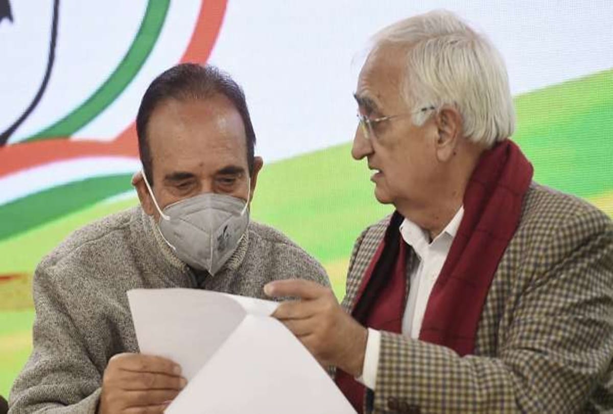 कांग्रेस के जी23 समूह के नेता गुलाम नबी आजाद और गांधी परिवार के करीबी सलमान खुर्शीद (फाइल फोटो)