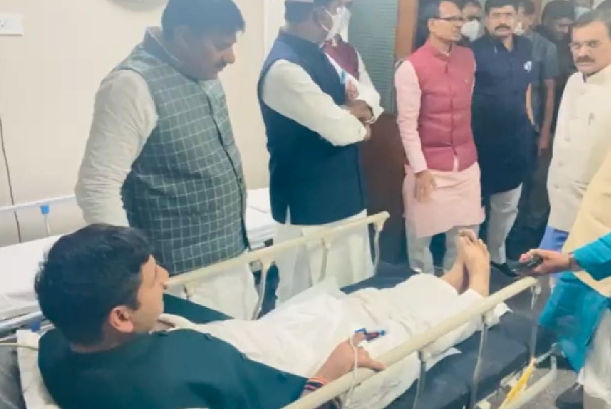 Accident before Modi's arrival: BJP city president, who came to take stock of the preparations, fell from the stage, had to be hospitalized