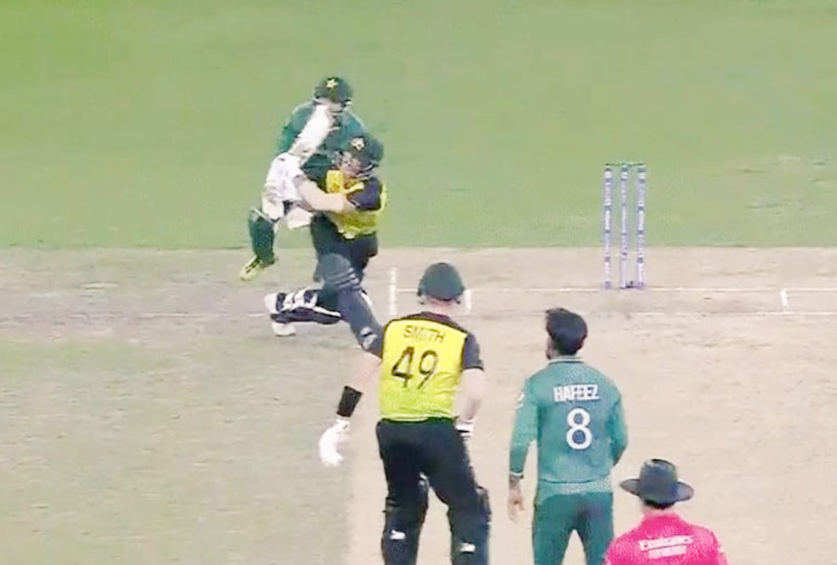 PAK vs AUS Semifinal: David Warner hits the double drop ball from Mohammad Hafeez for a huge six | PAK vs AUS t20 match