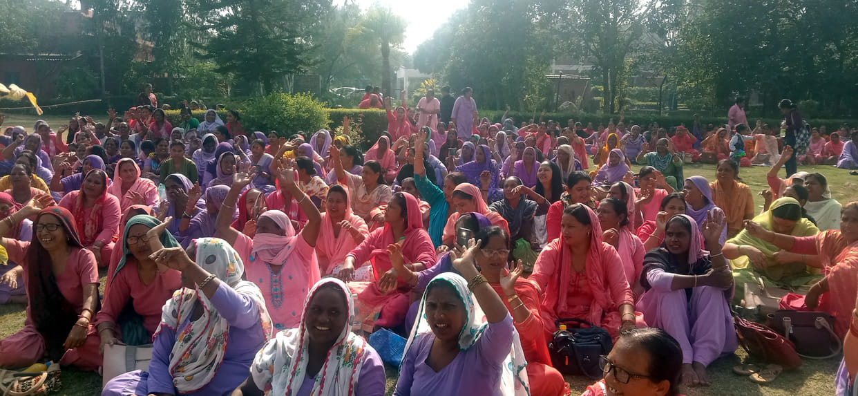 Anganwadi workers made a ruckus by playing the plate and spoon
