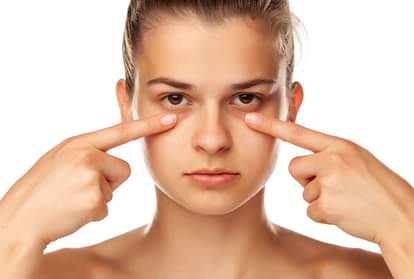Dark Circles Home Remedies How To Use Raw Potato For Removing Dark Circles Ke Gharelu Upay In Hindi