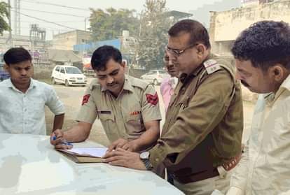 कार्रवाई करती पुलिस।