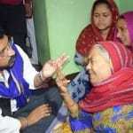 अल्ताफ के परिवार को ढांढस बंधाते चंद्रशेखर
