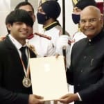 नीरज चोपड़ा का सम्मान करते राष्ट्रपति कोविंद