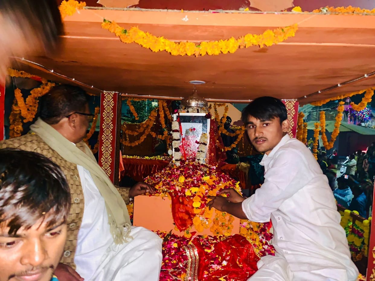 Crowds gathered to get a glimpse of Annapurna, farewell to the rare statue of mother from the district at three o'clock in the night