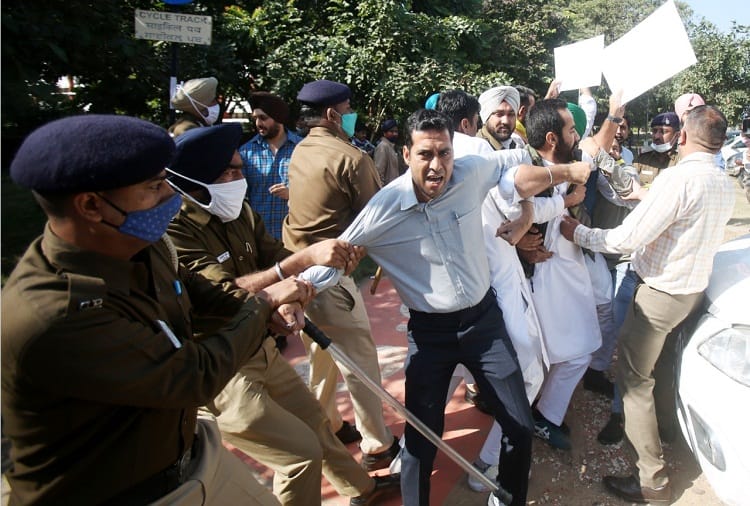 Police detained AAP MLAs on their way to besieged Chief Minister's residence
