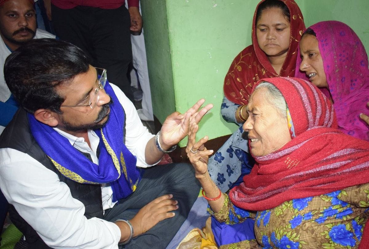 AAP Leader sanjay singh and chandrashekhar azad met Altaf family in kasganj