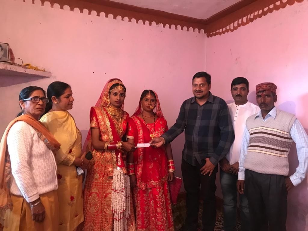 baggi panchayat pradhan give shagun to girl of marriage
