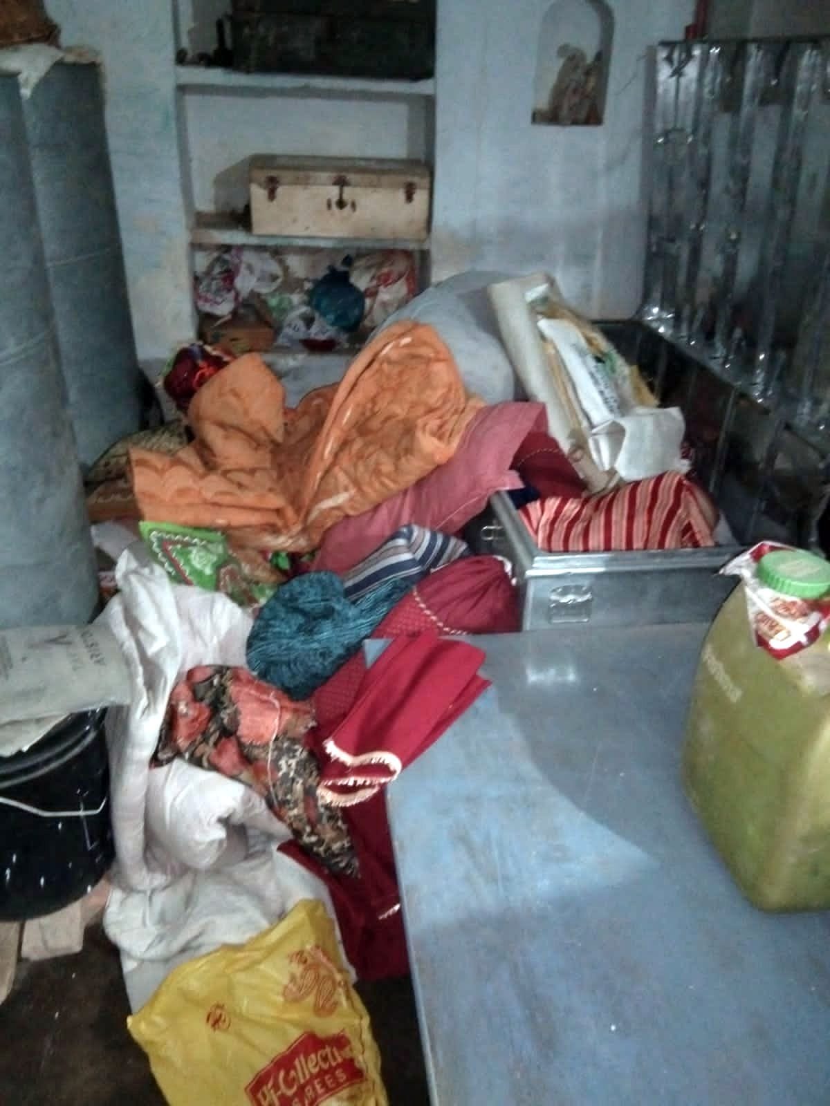 Goods worth lakhs stolen by breaking the lock