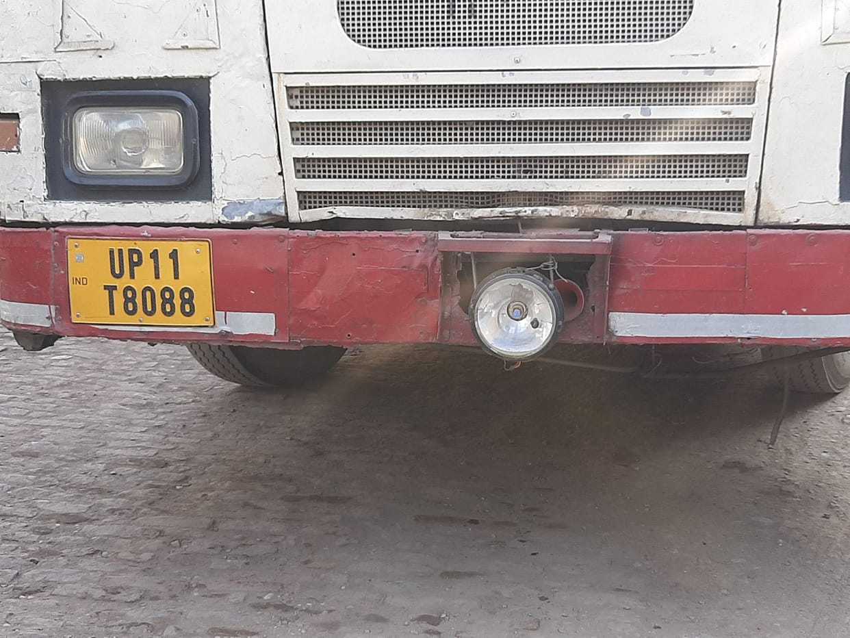 Bus lights are broken, there is danger in fog