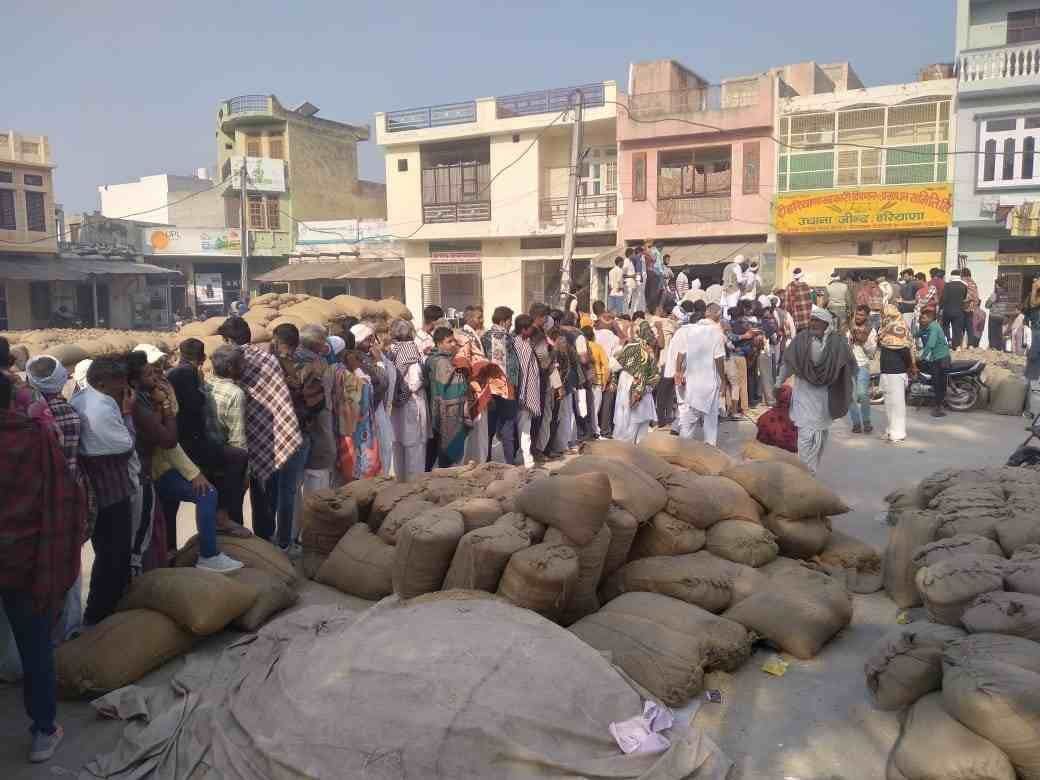 DAP reached at one o'clock in the afternoon, farmers were in line since five in the morning