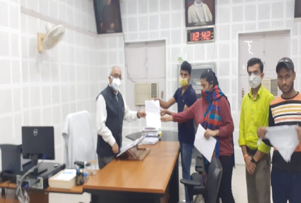 BHU Poster controversy bhagat singh chhatra morcha workers came out in protest against those who raised objections Demand to stop politics on posters