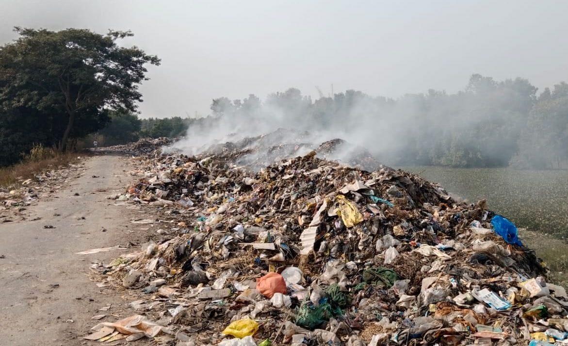 The smoldering garbage is dissolving the poison in the breath of the city