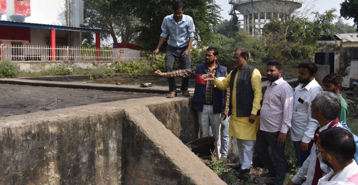 fathepur news,Bajrangis surrounded PWD XEN