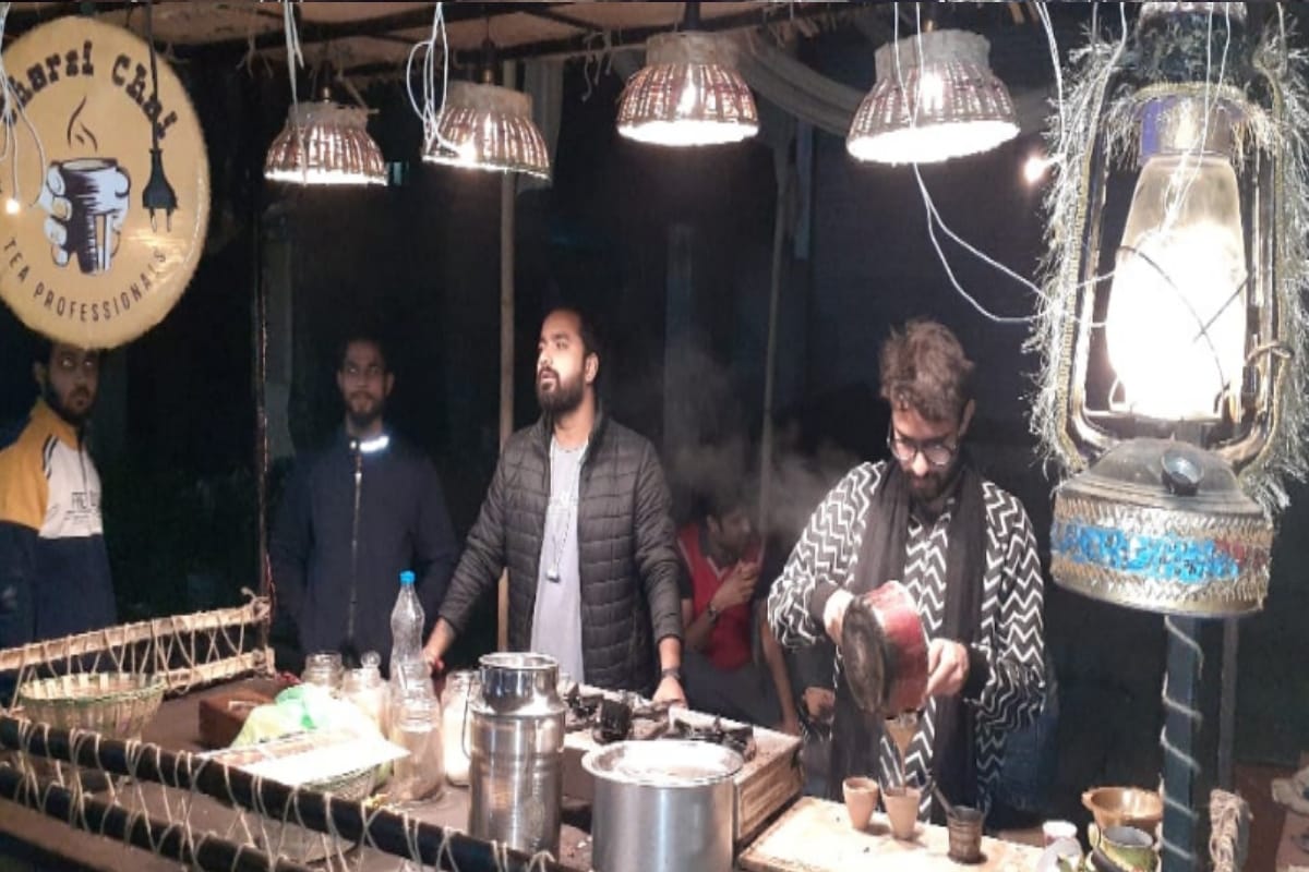 UP News: two friends Ashu and Junaid are making a new identity by doing tea business along with jobs in Bijnor
