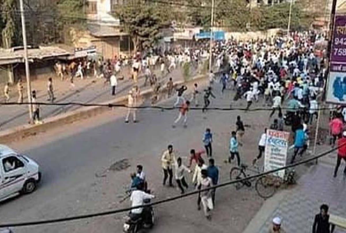 Cops lathicharge mob as stones hurled during BJP bandh in Amravati in protest to violence in rally by Muslim Organisations news and updates