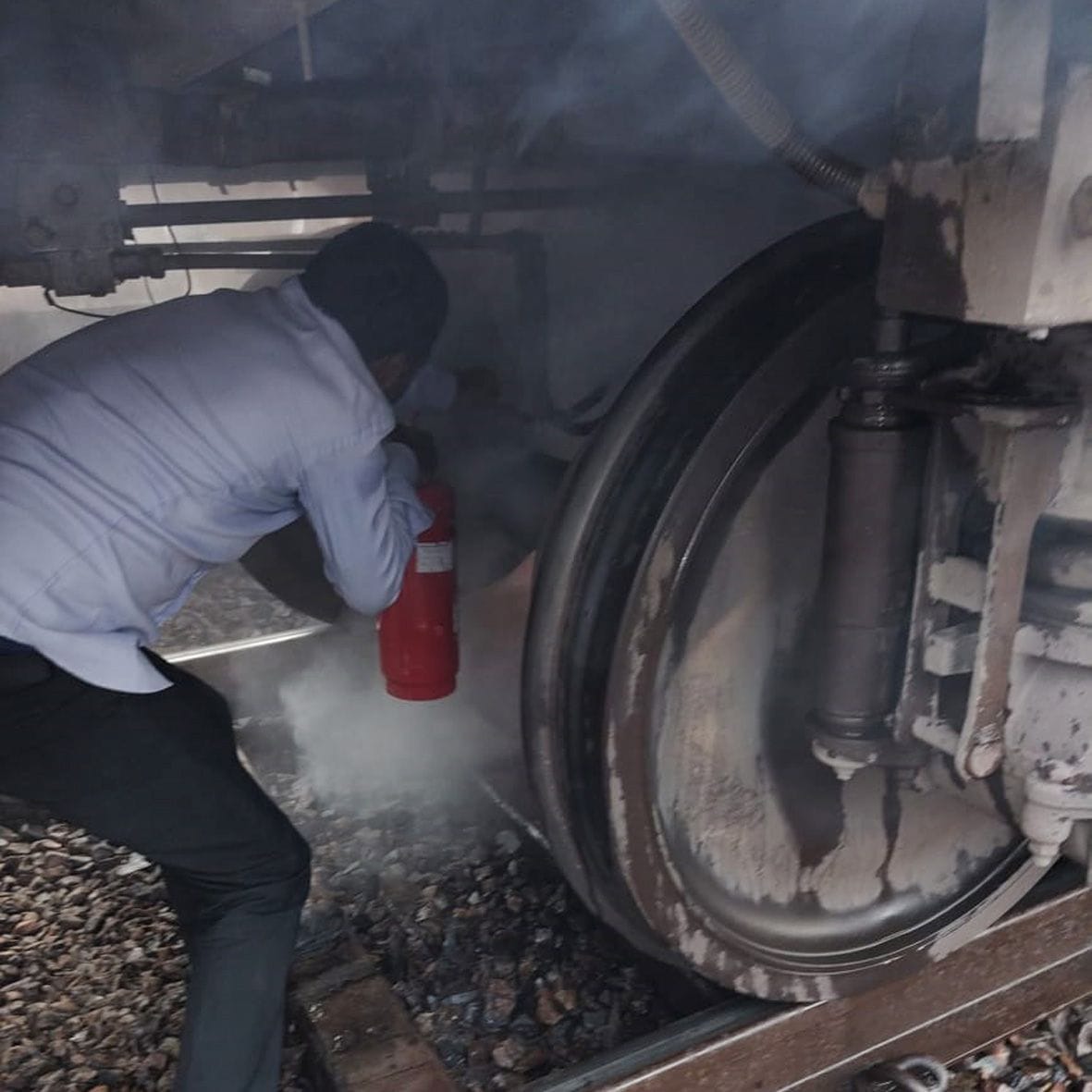 Fire in the wheel of Taj Express, panic among passengers