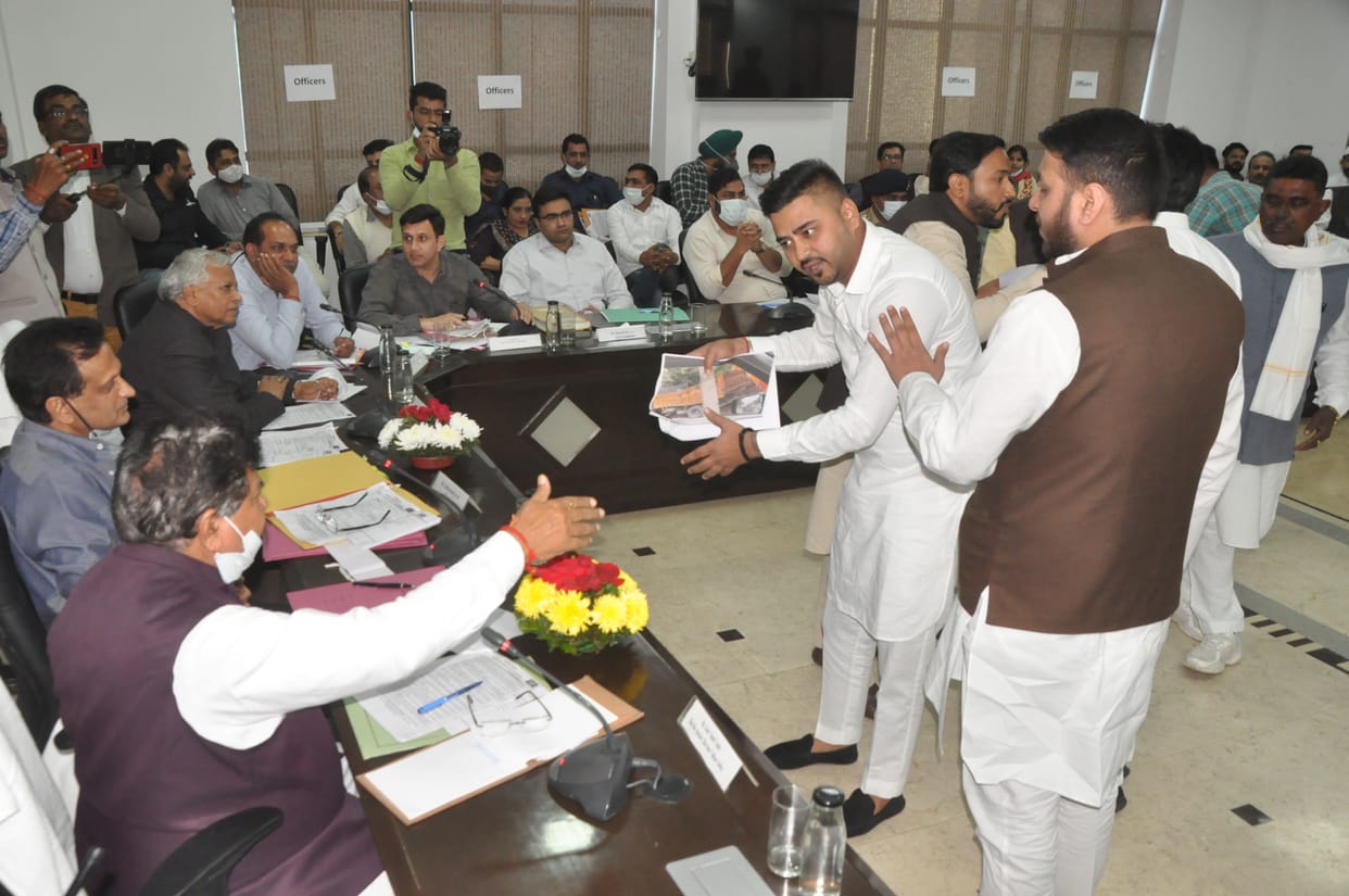 Uproar in municipal meeting: Congress-JJP councilors tore agenda, BJP passed