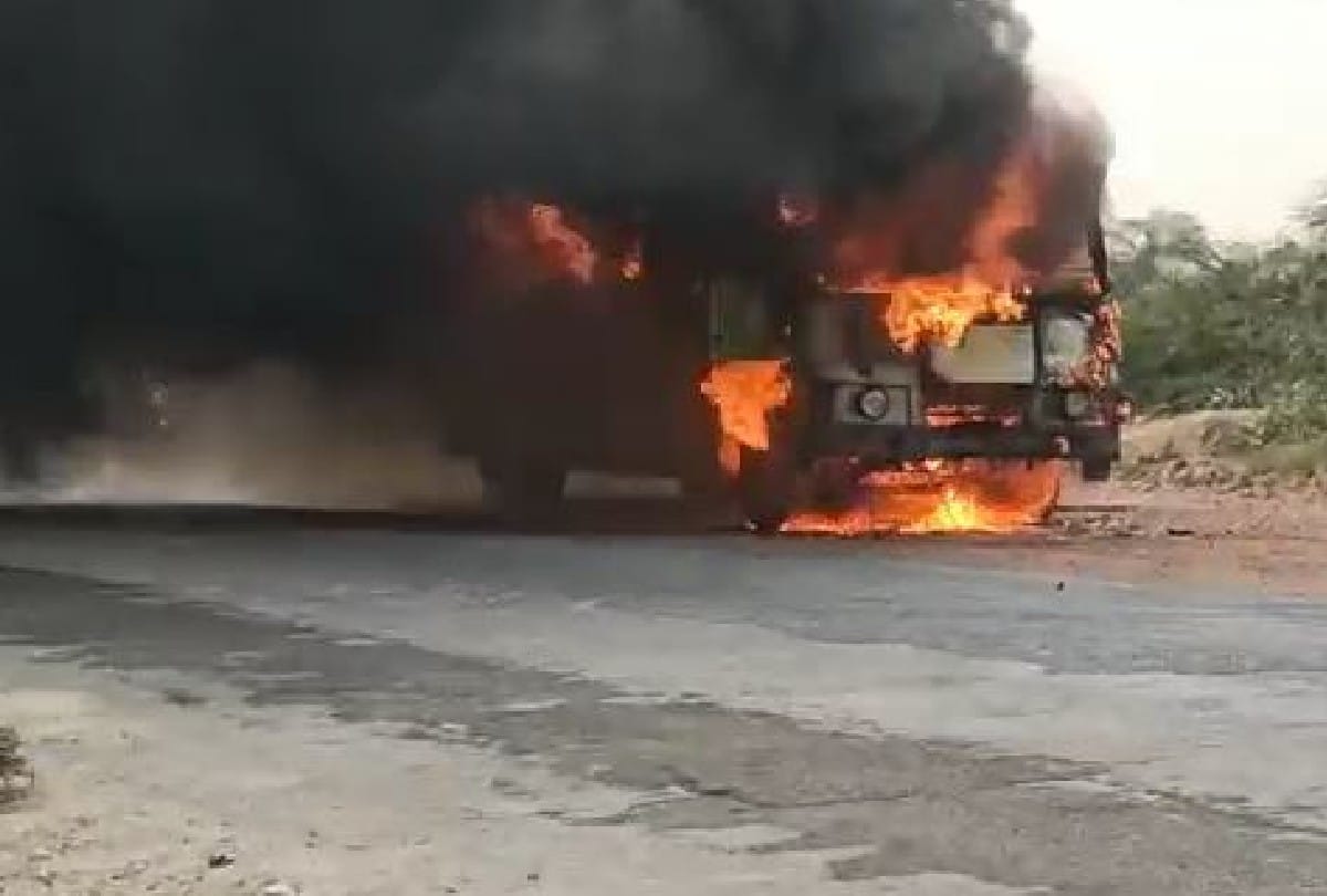 Fire breaks out in JNNURM bus on mathura road