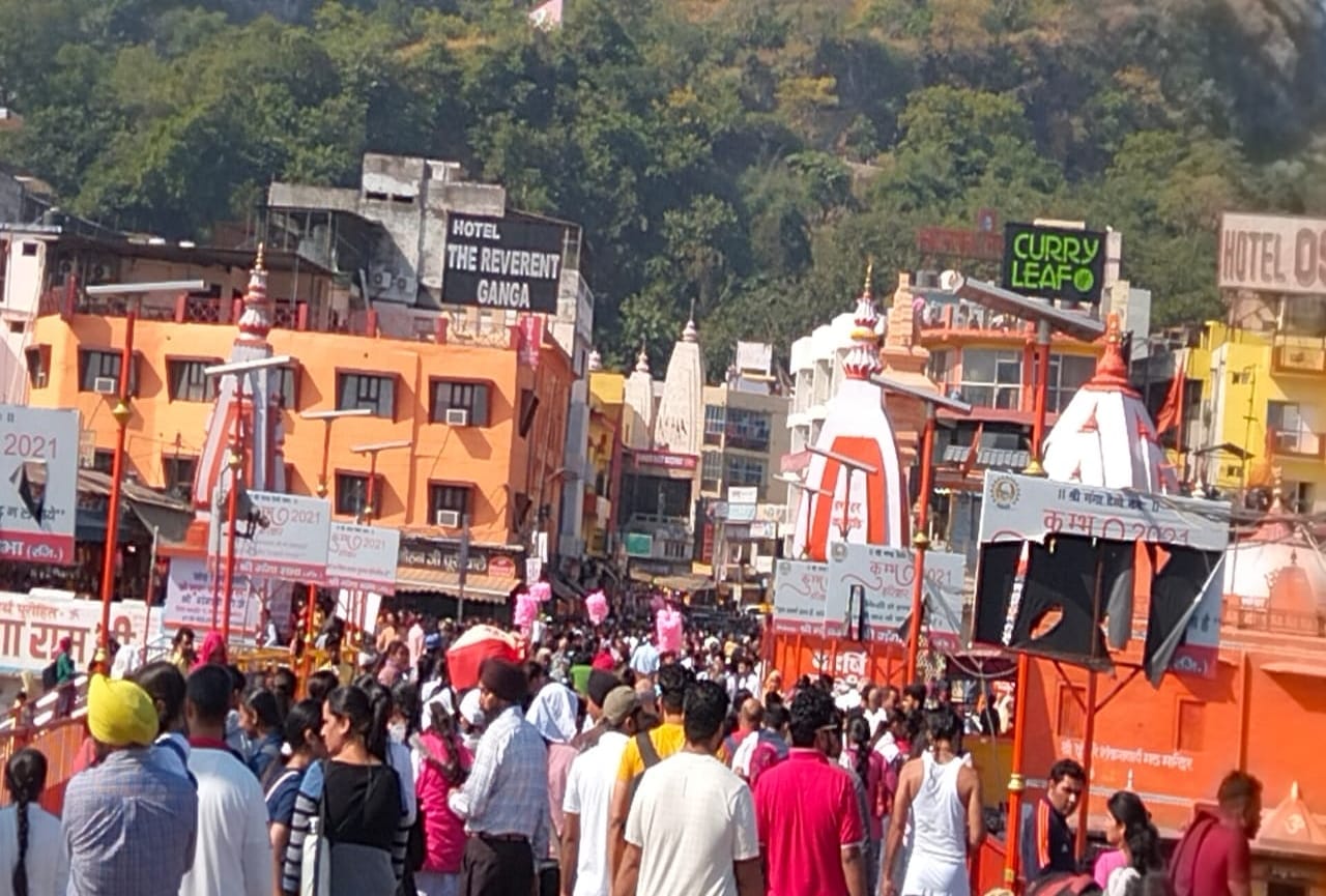 uttarakhand news: weekend rush in haridwar, parking full, rush in market, see photos