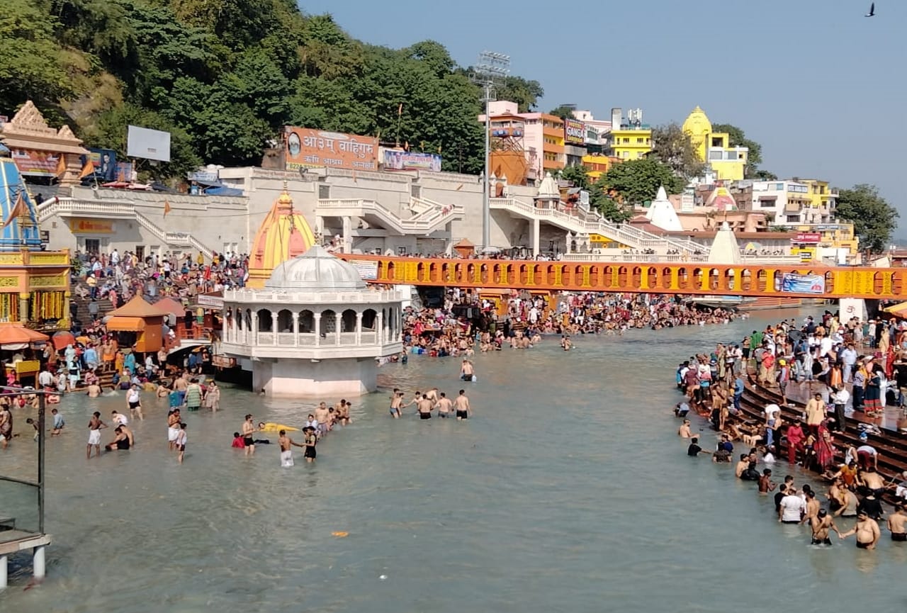 uttarakhand news: weekend rush in haridwar, parking full, rush in market, see photos