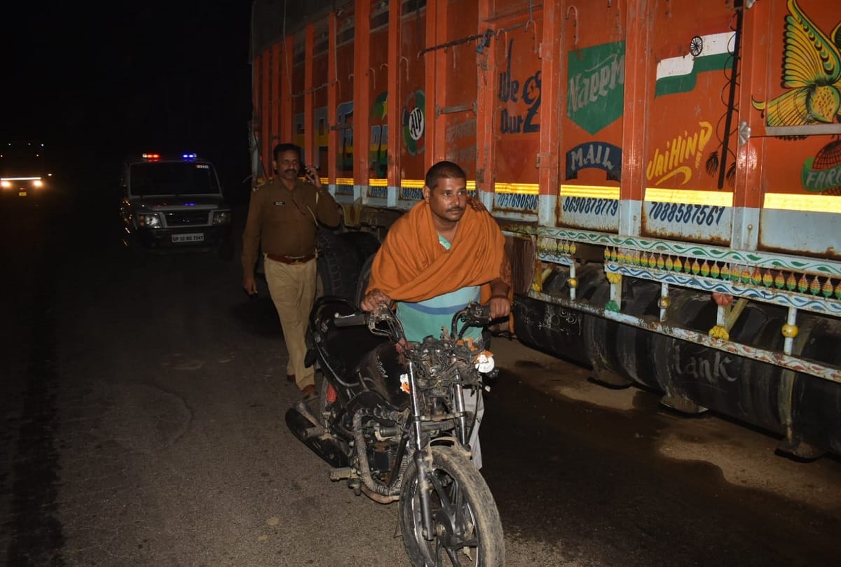 two cousin brother going to distribute sister wedding card dies in road accident