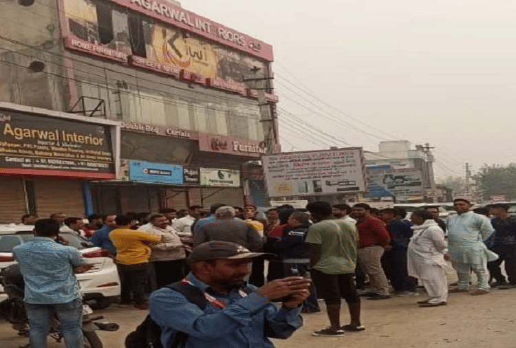 Showroom owner and employees were taken hostage and looted in Rewari 