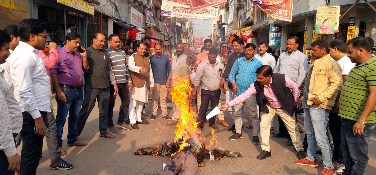 Hinjaman burns effigies of Salman Khurshid and Rashid Alvi