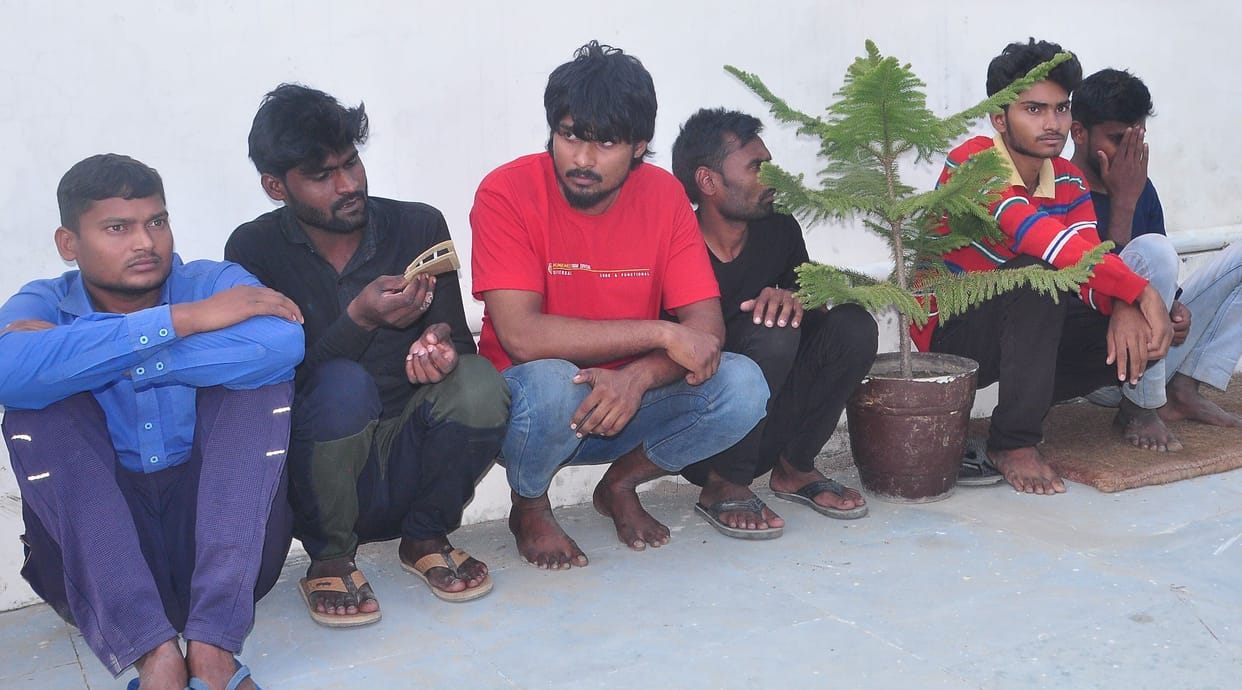 Six miscreants arrested for robbing eight and a half lakh from cashier