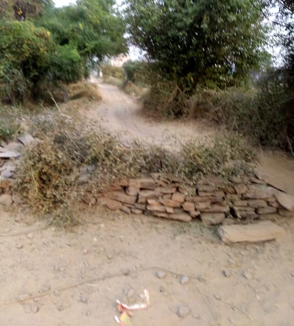 Villagers arbitrarily built a wall on the road, traffic of many villages stopped