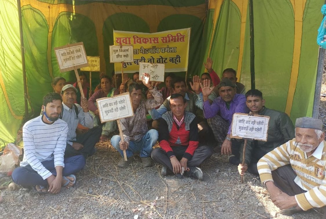 Villagers' picketing for bridge construction in Langurgad