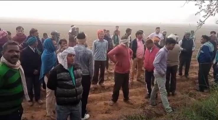 Hathras: Dead body of youth found hanging from tree in Sadabad