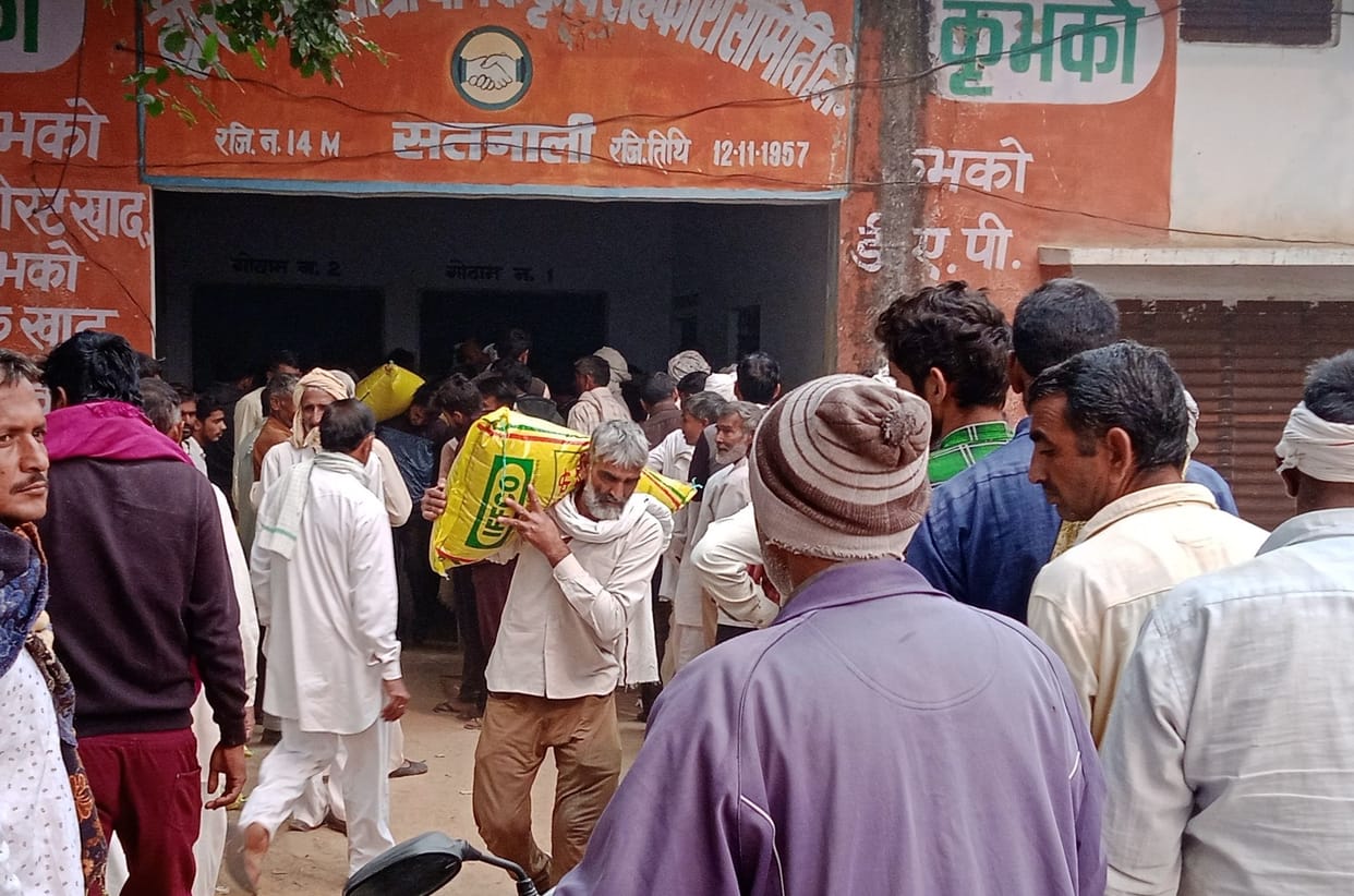 Fertilizer was distributed in Satnali and Akoda, while the farmers of Mahendragarh and Kanina returned empty handed