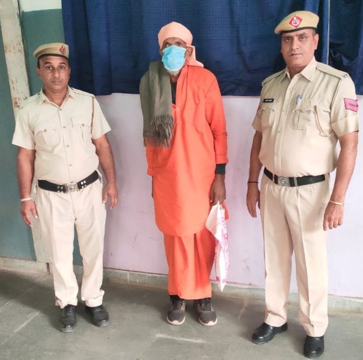 The police team caught the fugitive in the dress of a monk