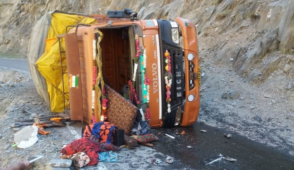 Truck overturns on NH, traffic closed