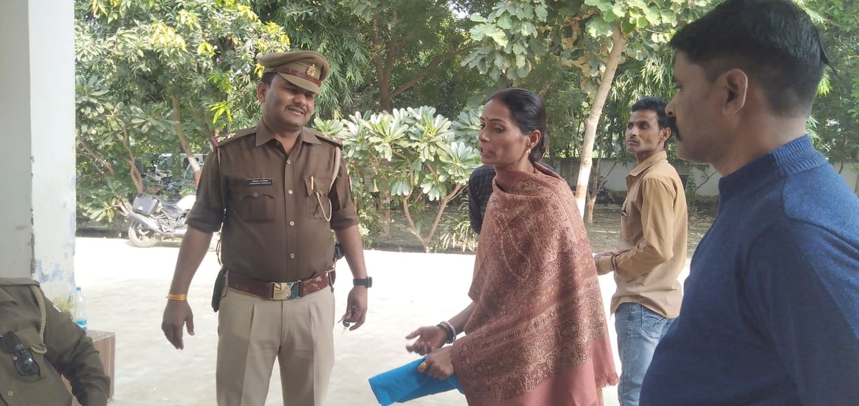Tappebaaz carried the ring, crossed the mobile, handed over the bundle by telling the woman to be cash, pieces of paper came out inside
